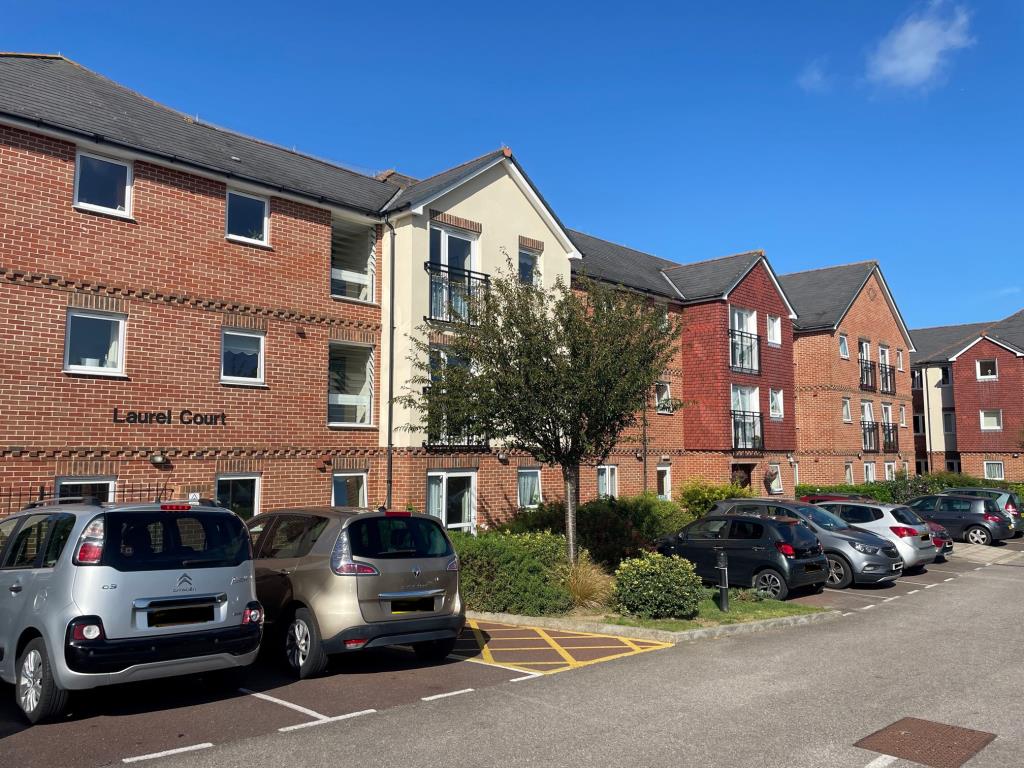 Lot: 115 - TWO-BEDROOM GROUND FLOOR RETIREMENT FLAT - General View of front